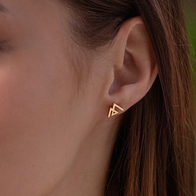 Серьги - пусеты "Горы" в желтом золоте с07574 от ювелирного магазина Оникс