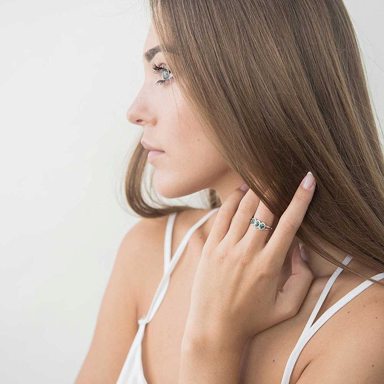 Золотое кольцо с бриллиантами и изумрудами кб02899 от ювелирного магазина Оникс - 3