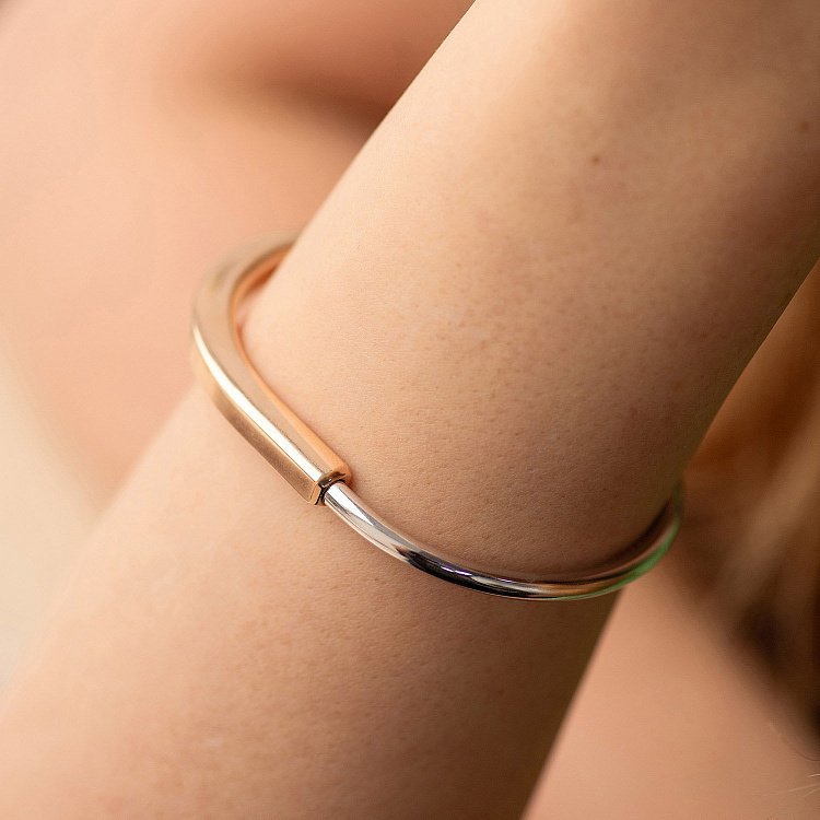 Жесткий золотой браслет Lock б05413 от ювелирного магазина Оникс - 3