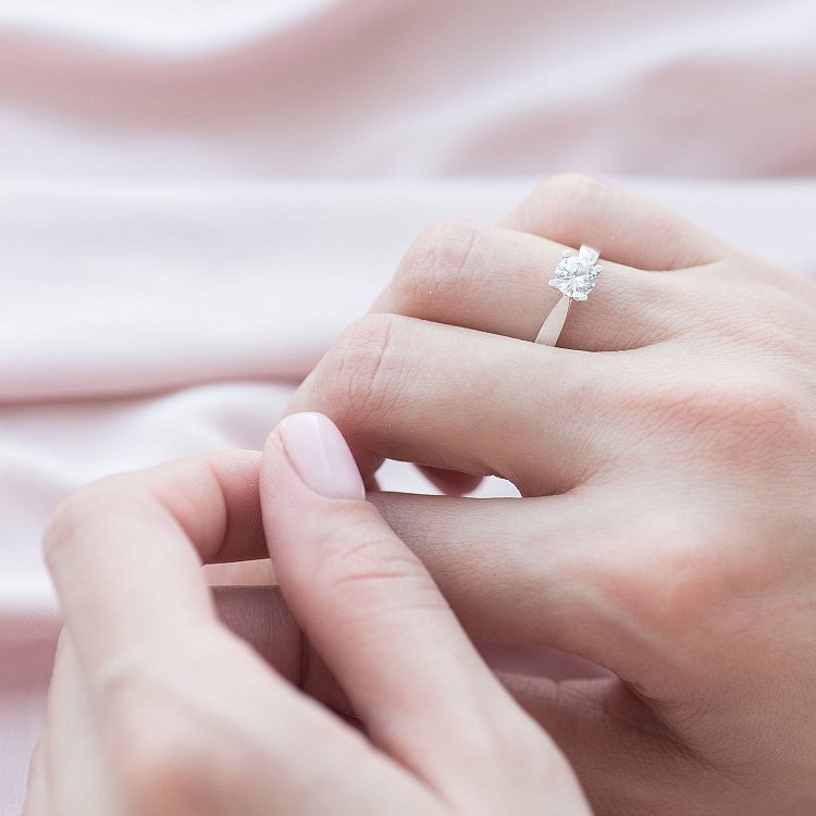 Серебряное кольцо с фианитом 111028 от ювелирного магазина Оникс - 4