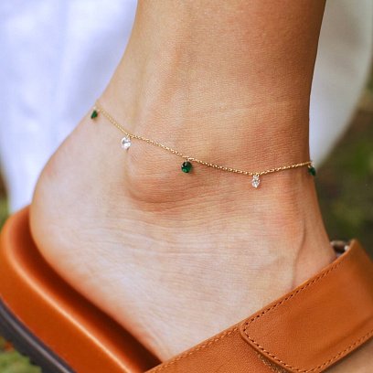 Браслет у жовтому золоті на ногу (зелені та білі фіаніти) б05137