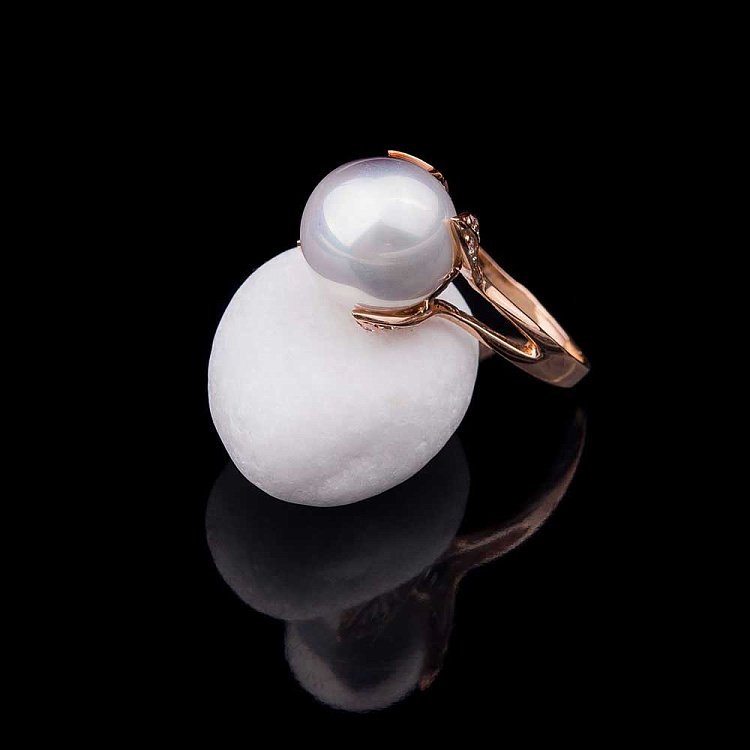 Золота каблучка з штучними перлами і фіанітами к03403 від ювелірного магазину Онікс