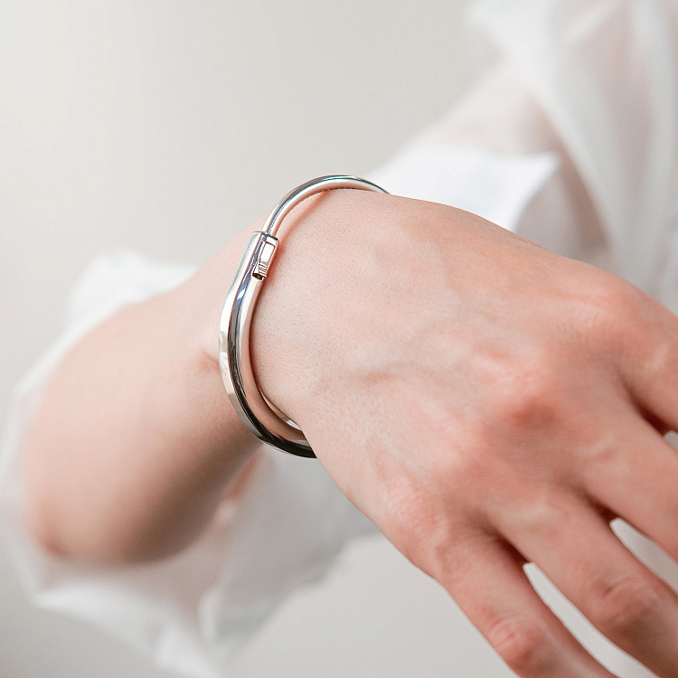 Жесткий браслет Lock в белом золоте б05716 от ювелирного магазина Оникс - 5