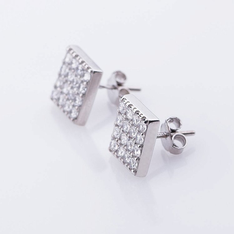 Серебряные серьги-пусеты с фианитами 121928 от ювелирного магазина Оникс