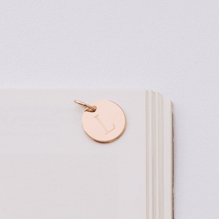 Кулон для гравіювання в червоному золоті "Літера" (17 мм) п03611б від ювелірного магазину Онікс