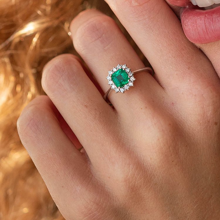 Золотое кольцо с изумрудом и бриллиантами 228841521 от ювелирного магазина Оникс - 1