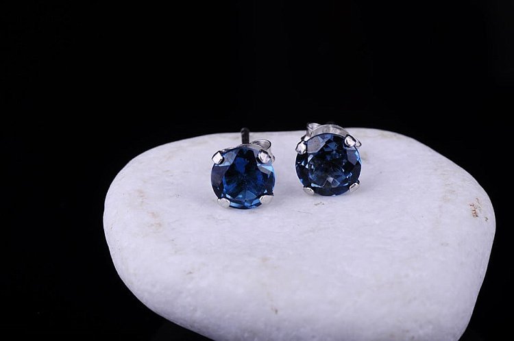 Серебряные серьги-пусеты  "Лондон голубой" топаз, родий (7мм) 121373 от ювелирного магазина Оникс - 1