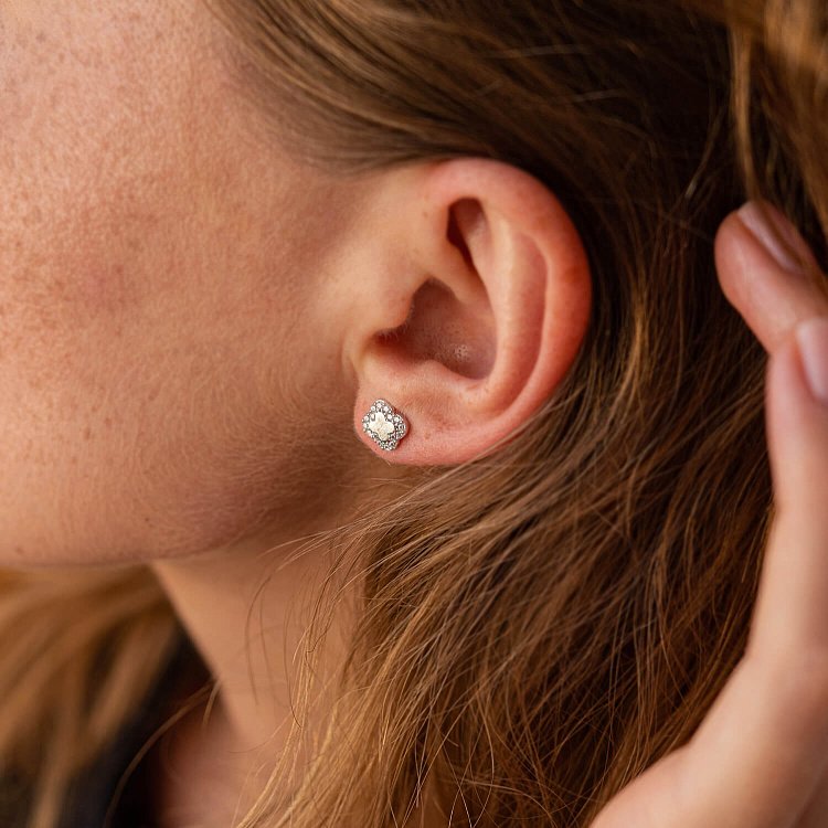 Золотые серьги-гвоздики "Клевер" (фианит) с06180 от ювелирного магазина Оникс - 6