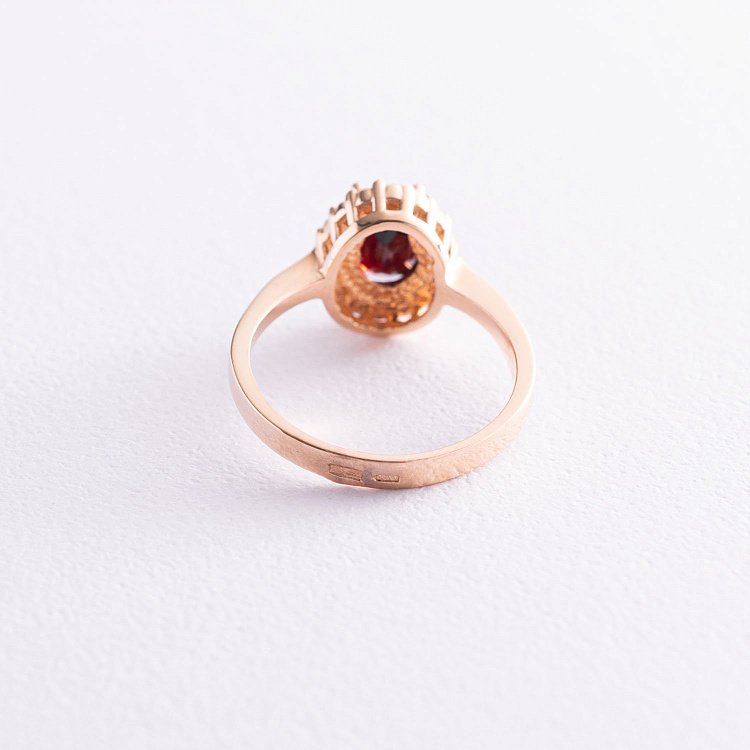 Золота каблучка з піропом (гранатом) і фіанітами к02122п від ювелірного магазину Онікс - 2