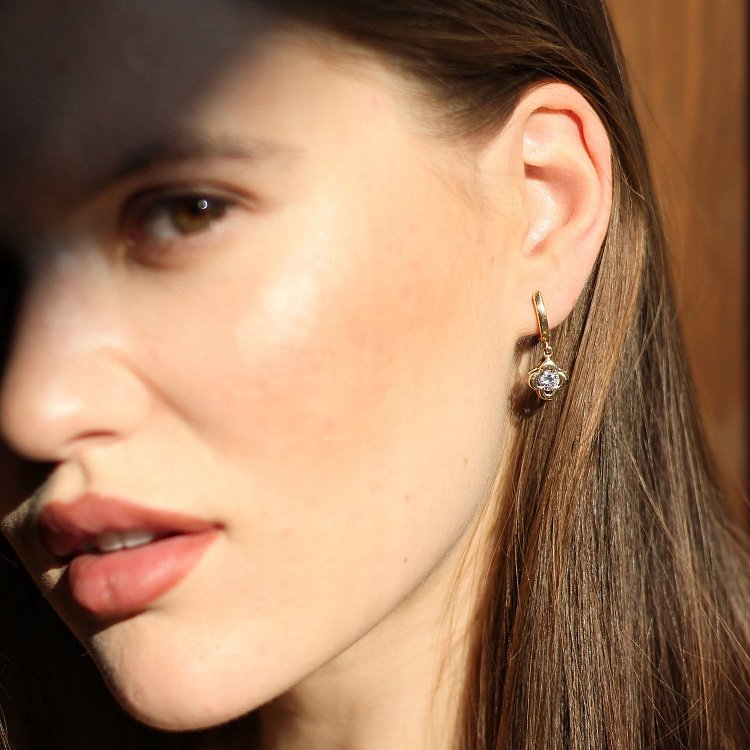 Золотые серьги "Клевер" с фианитом с04926 от ювелирного магазина Оникс - 3