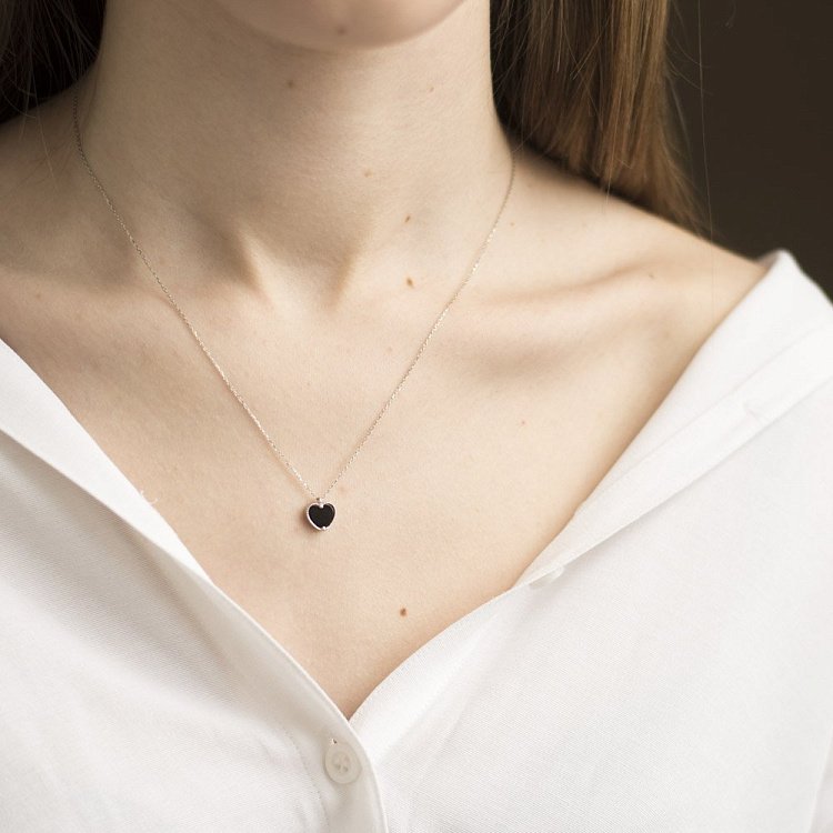 Серебряное колье "Сердце" (оникс) 18792 от ювелирного магазина Оникс