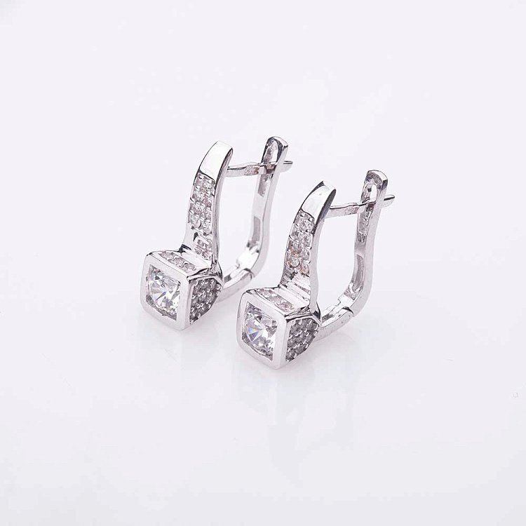 Золоті сережки з фіанітами с04106 від ювелірного магазину Онікс