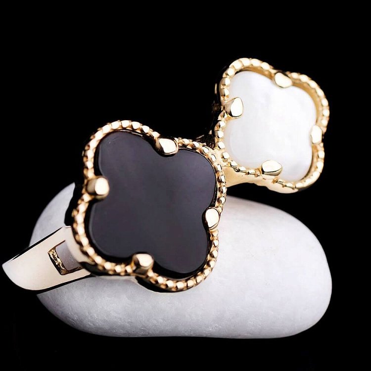 Золота жіноча каблучка "Конюшина" з перламутром к03283 від ювелірного магазину Онікс