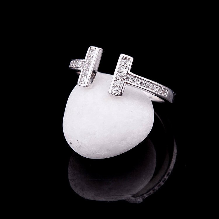 Эксклюзивное серебряное кольцо с фианитами 111728 - 1 Эксклюзивное серебряное кольцо с фианитами 111728 от ювелирного магазина Оникс - 1
