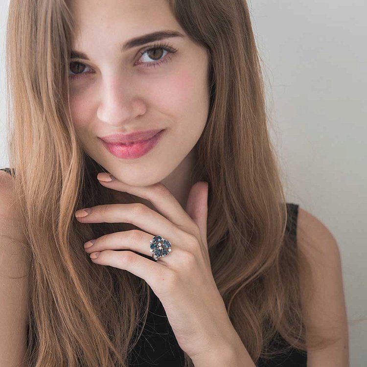 Золотое кольцо с топазом и фианитами к457 от ювелирного магазина Оникс