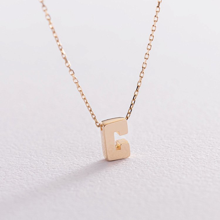 Колье с буквой "С" в желтом золоте кол01164С от ювелирного магазина Оникс