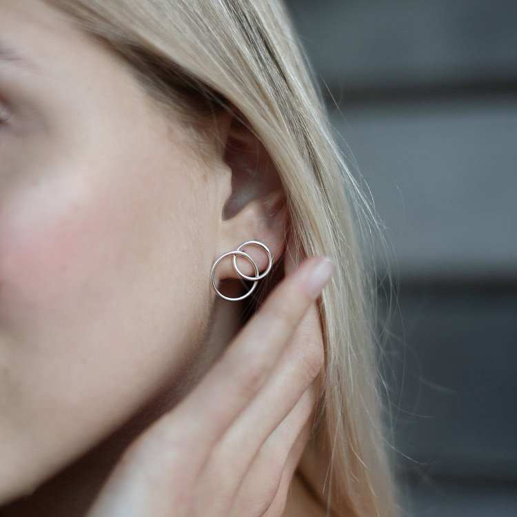 Срібні сережки - пусети "Перетин кілець" 122584 від ювелірного магазину Онікс