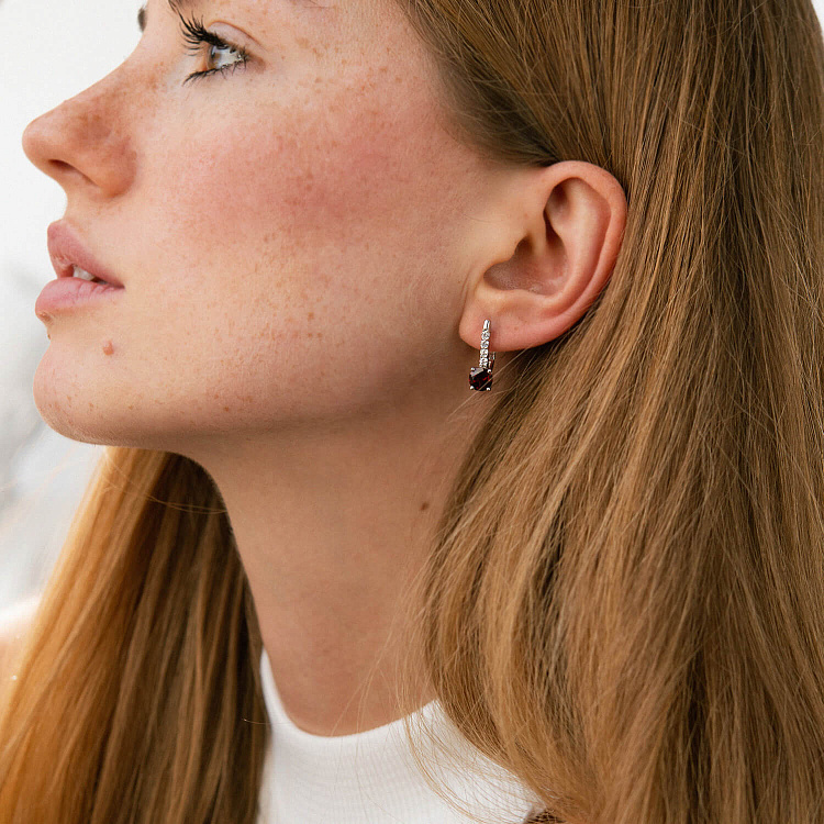 Серебряные серьги с пиропом и фианитами 2521/1р-GARN от ювелирного магазина Оникс - 1