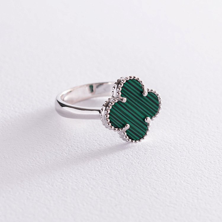 Серебряное кольцо "Клевер" с малахитом 111681 от ювелирного магазина Оникс