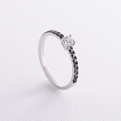 Золотое кольцо с белым и черными бриллиантами кб0472di