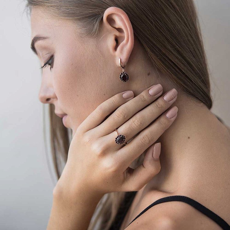 Золота каблучка з піропом (гранатом) к04624 від ювелірного магазину Онікс - 3