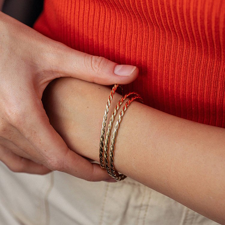 Жорсткий золотий браслет "Переплетення" б05349 - 12 Жорсткий золотий браслет "Переплетення" б05349 від ювелірного магазину Онікс - 12