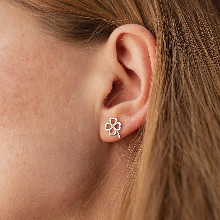 Серьги - пусеты "Клевер" в белом золоте с08276 - 1 Серьги - пусеты "Клевер" в белом золоте с08276 от ювелирного магазина Оникс - 1