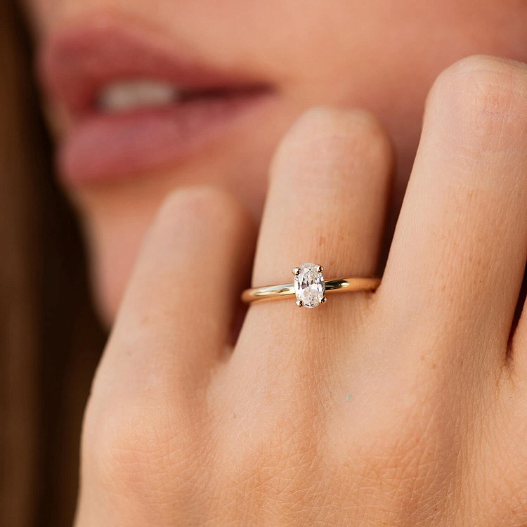 Заручальна каблучка в жовтому золоті (фіаніт овал) к08200 від ювелірного магазину Онікс - 1