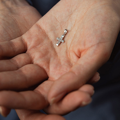 Крестик в белом золоте (фианиты) п04052 №2