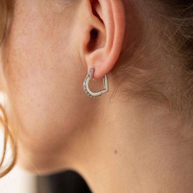 Серебряные серьги "Сердечки" с фианитами OR111550 от ювелирного магазина Оникс - 1