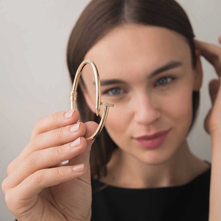 Золотий браслет "Цвях" з фіанітами б02241 від ювелірного магазину Онікс