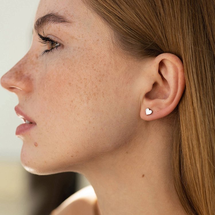 Серебряные серьги - пусеты "Сердечки" 7056 от ювелирного магазина Оникс - 1