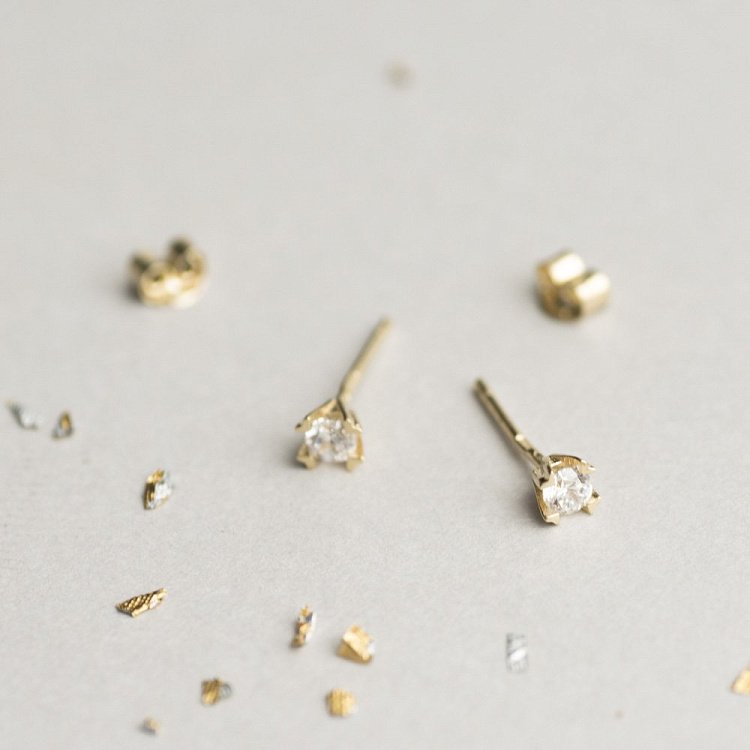 Золотые серьги-гвоздики (фианиты) с05841 от ювелирного магазина Оникс - 5