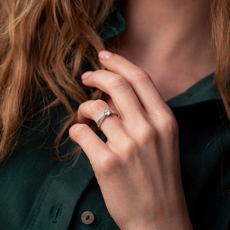 Золота заручальна каблучка з фіанітами к05792 від ювелірного магазину Онікс - 1