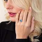 Серебряное кольцо с голубым топазом и фианитами 111430 от ювелирного магазина Оникс - 1