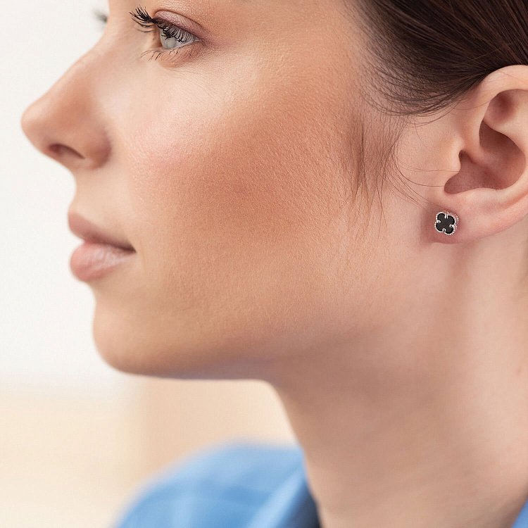 Сережки - пусети "Конюшина" з оніксом mini (біле золото) с08414 від ювелірного магазину Онікс - 3