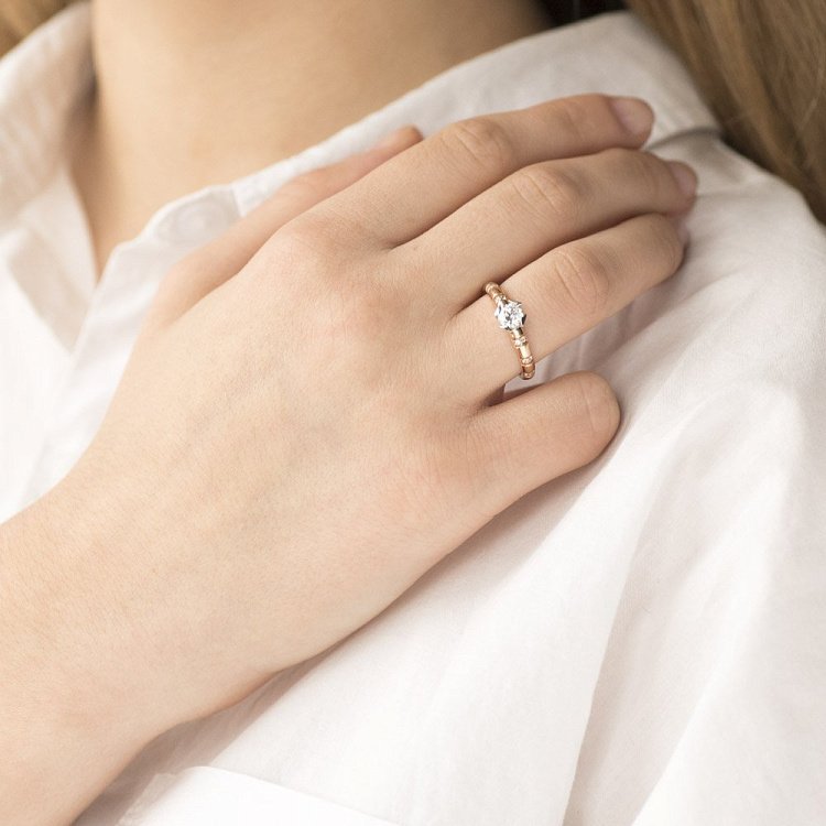 Золотое кольцо с фианитами к06087 от ювелирного магазина Оникс - 1