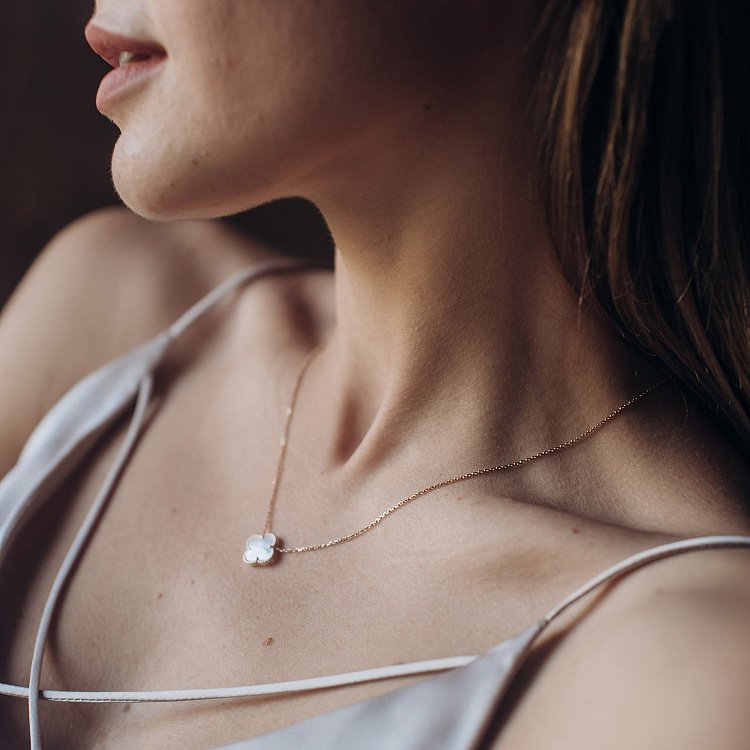 Золоте кольє "Конюшина" (перламутр) кол01663 від ювелірного магазину Онікс