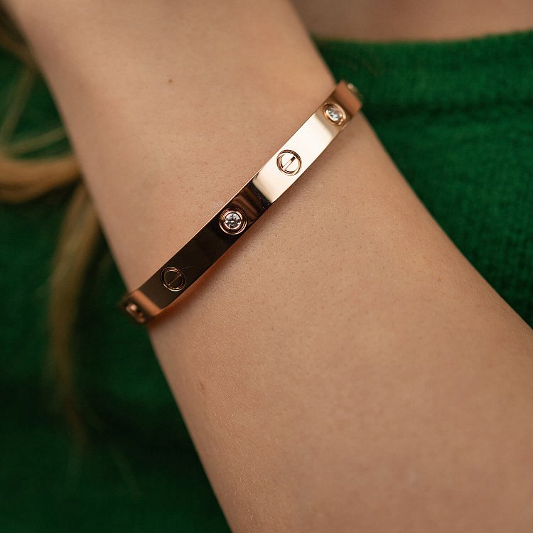 Жорсткий браслет "Love" з діамантами (червоне золото) 546601321 від ювелірного магазину Онікс - 3