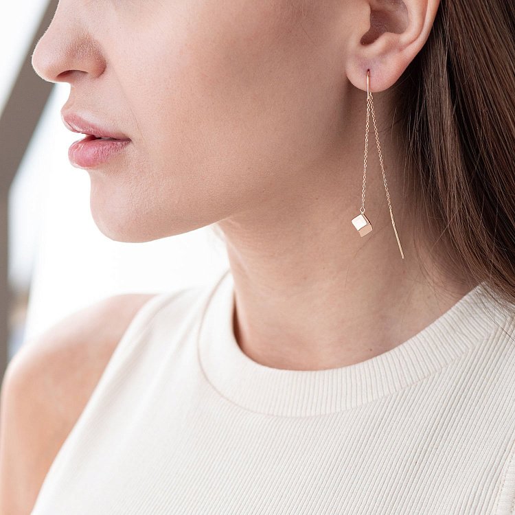 Золотые серьги - протяжки с кубиками 580098 от ювелирного магазина Оникс