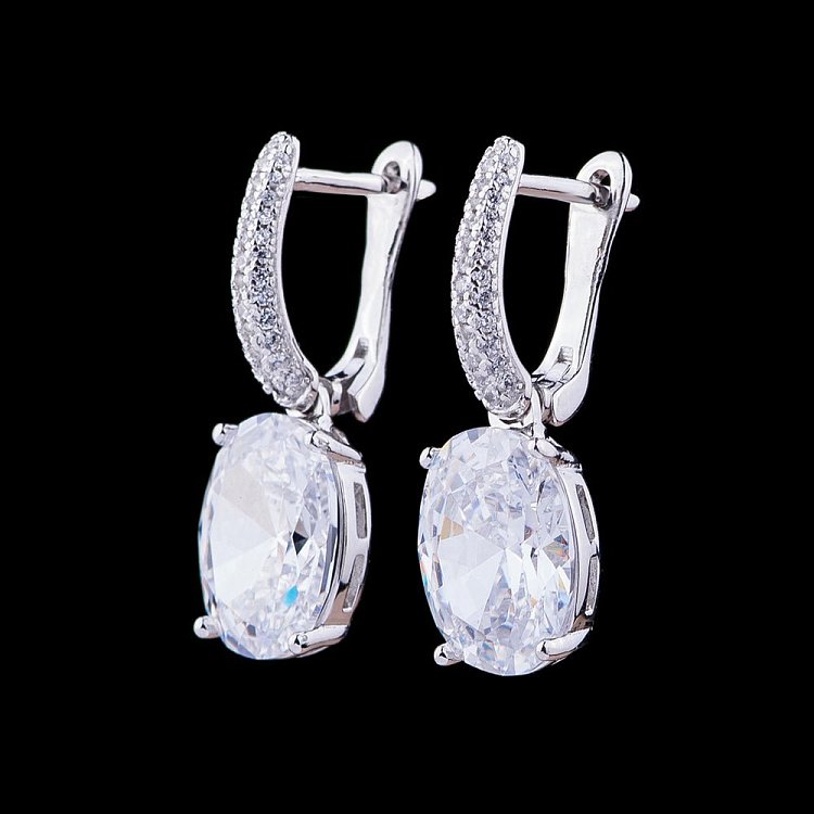 Серебряные серьги с фианитами 122006 от ювелирного магазина Оникс