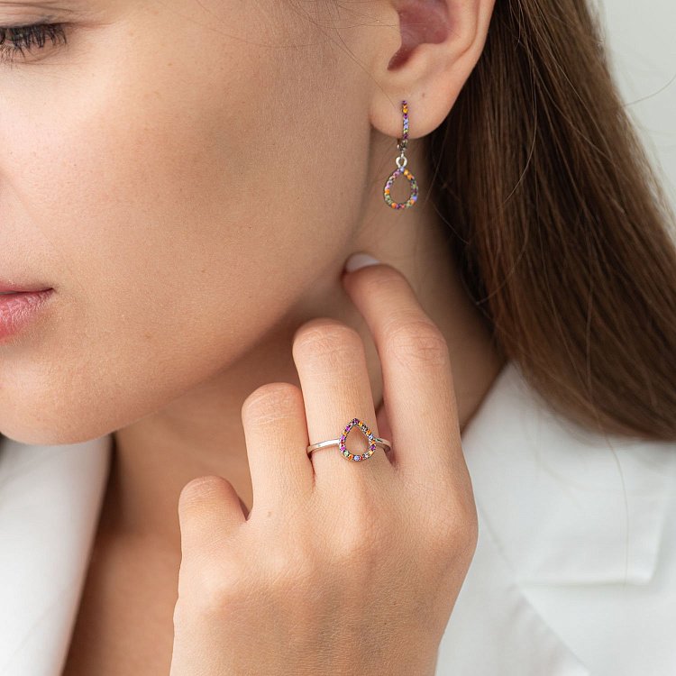 Срібна каблучка "Крапелька" з різнокольоровими фіанітами 112561 - 1 Срібна каблучка "Крапелька" з різнокольоровими фіанітами 112561 від ювелірного магазину Онікс - 1