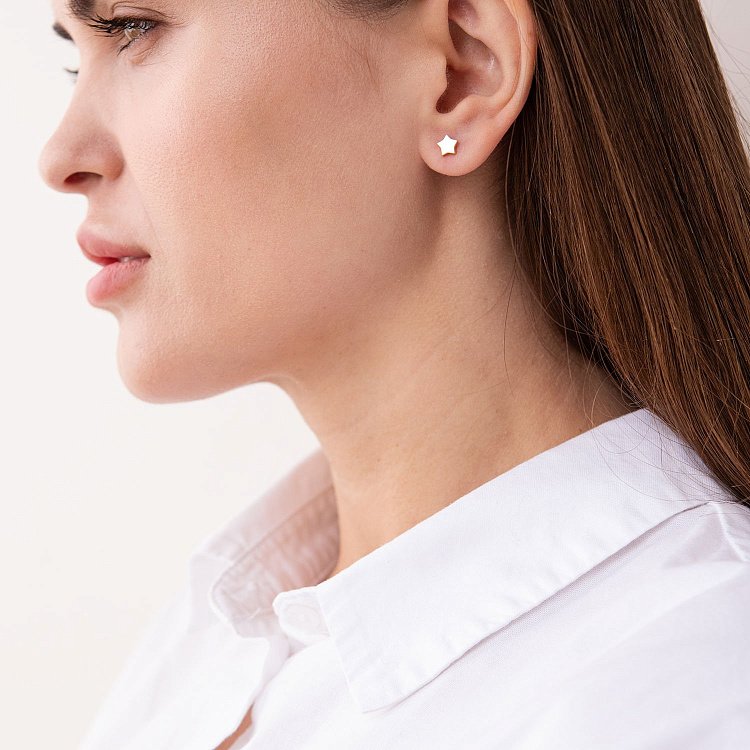 Золотые серьги-гвоздики со звездочками с06193 от ювелирного магазина Оникс - 2