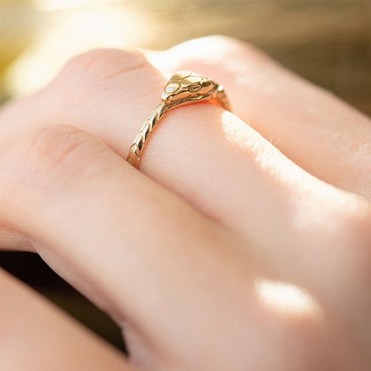 Золота каблучка "Змій Уроборос" к07001 від ювелірного магазину Онікс - 5