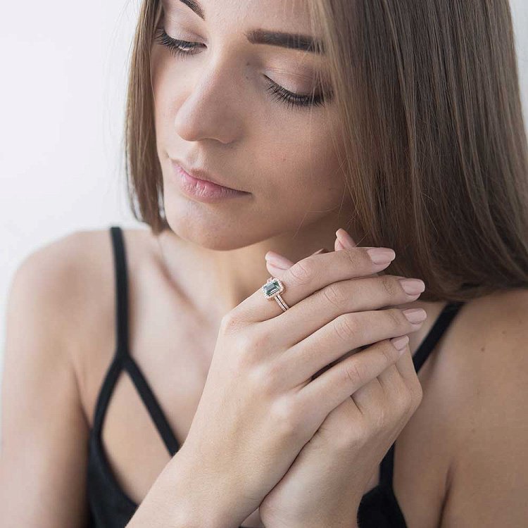 Золотое кольцо с празиолитом и фианитами к04635 от ювелирного магазина Оникс - 1