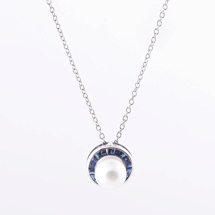 Золотое колье с жемчугом и сапфирами колм0051 от ювелирного магазина Оникс