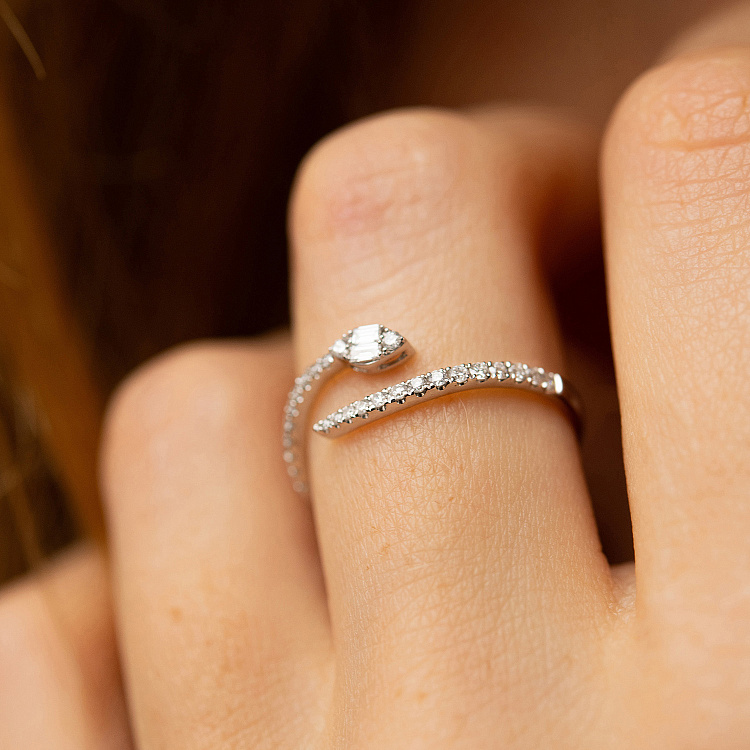 Золотое кольцо "Змея" с бриллиантами кб0557ca от ювелирного магазина Оникс - 2