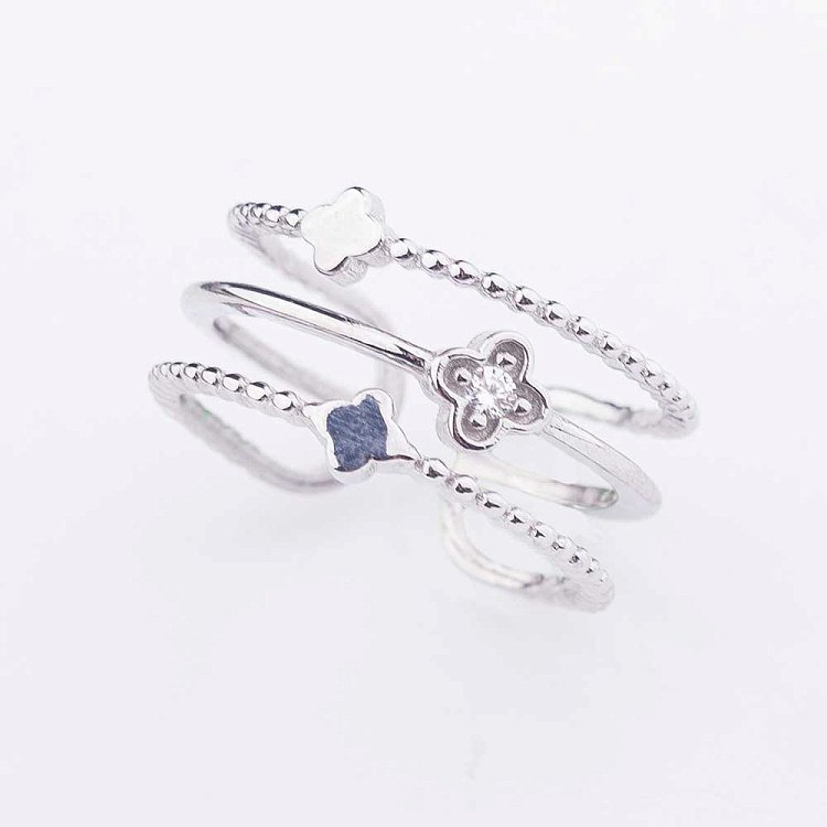 Серебряное кольцо "Клевер" с фианитами 111823 от ювелирного магазина Оникс - 2