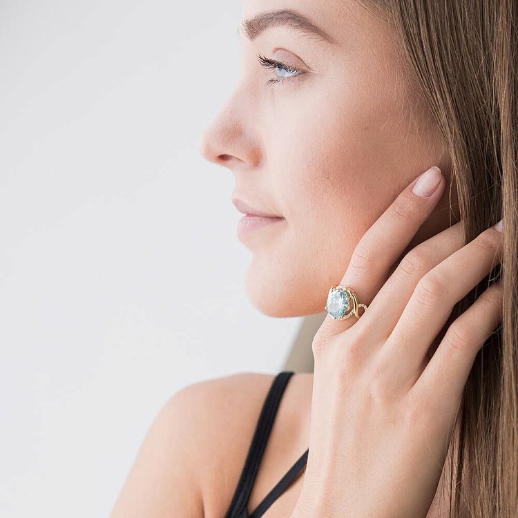 Золотое кольцо с фианитами к04435 от ювелирного магазина Оникс