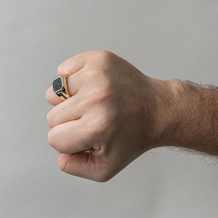 Мужская печатка в желтом золоте (фианиты) к06188 от ювелирного магазина Оникс - 1